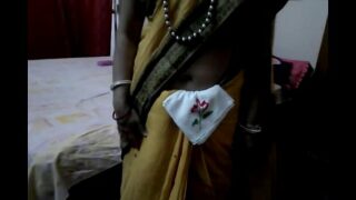 Desi Aunty Kapde Dhulai In Saree Images